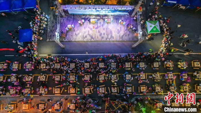 各地からの食事客で賑わう「長卓宴」　湖北省神農(nóng)架