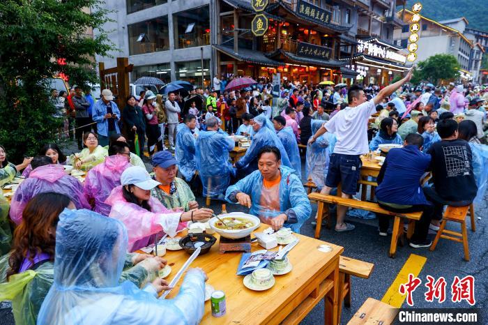 各地からの食事客で賑わう「長(zhǎng)卓宴」　湖北省神農(nóng)架