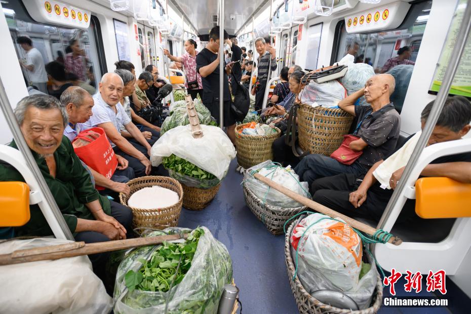 「竹籠線」に乗る農(nóng)家をサポートする「竹籠野菜市場(chǎng)」を防空壕に新設(shè)　重慶