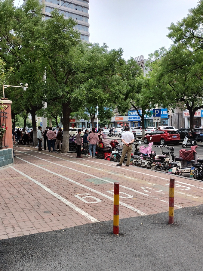 小學(xué)校の前