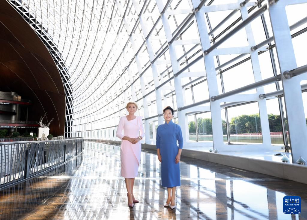中國とポーランドの首脳夫人が中國國家大劇院を見學(xué)