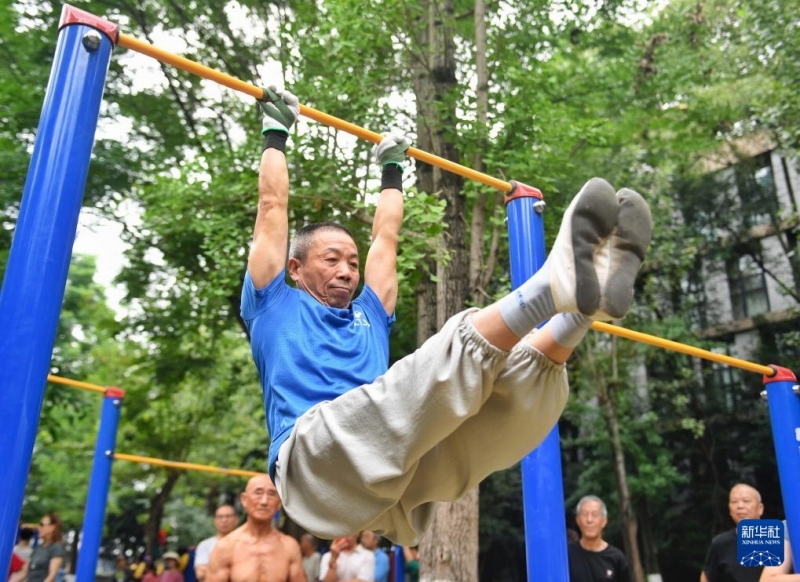 ストリートワークアウトに勵(lì)む平均年齢65歳の「マッチョおじいちゃん」たち　四川省