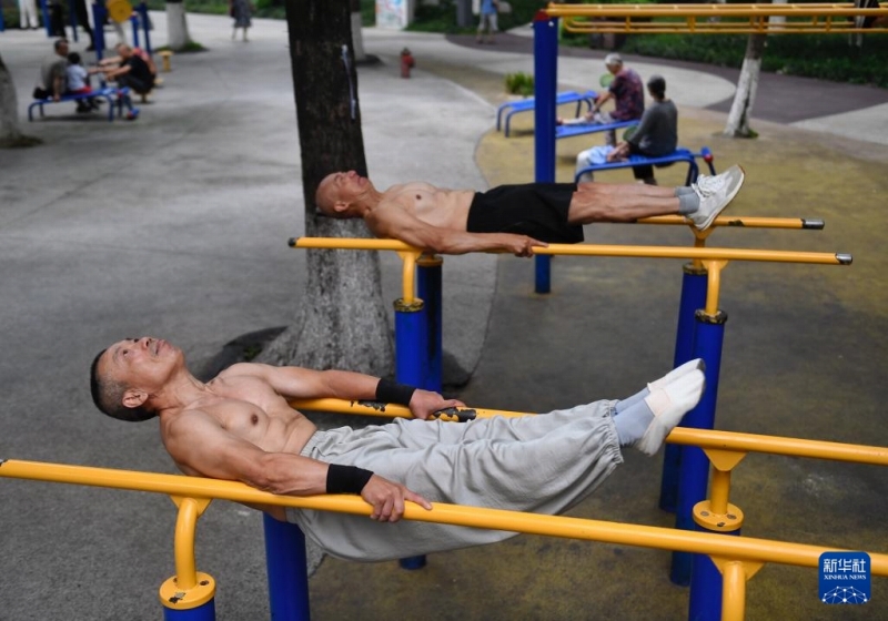 ストリートワークアウトに勵む平均年齢65歳の「マッチョおじいちゃん」たち 四川省