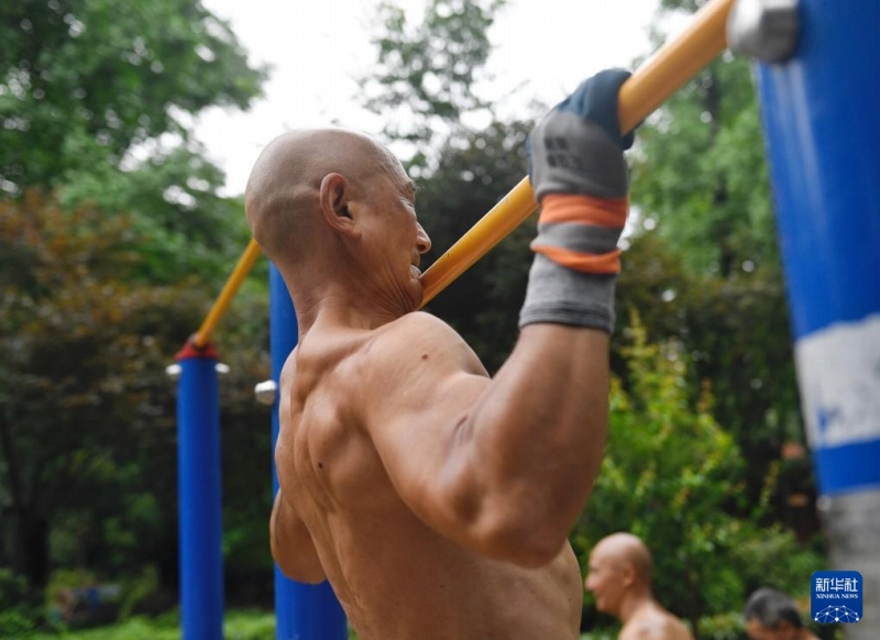 ストリートワークアウトに勵(lì)む平均年齢65歳の「マッチョおじいちゃん」たち　四川省