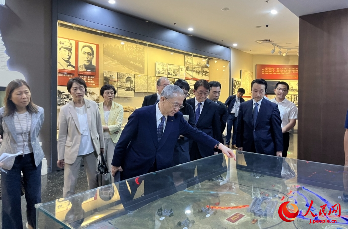 中國人民抗日戦爭紀念館を訪れた創(chuàng)価學會の原田稔會長（中央）と青年代表団のメンバー（撮影?陳思）