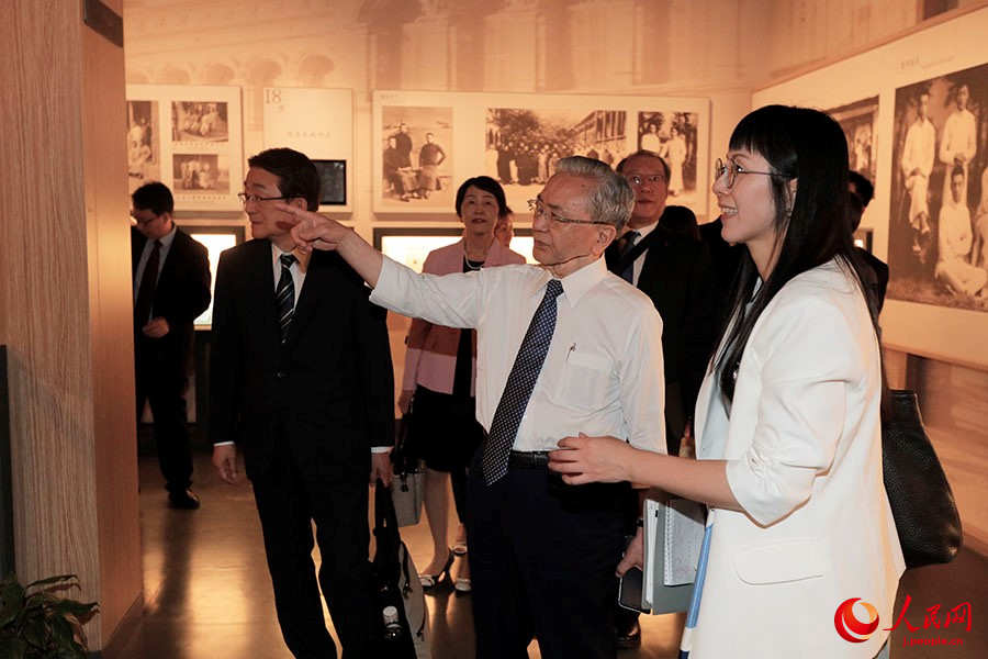 周恩來?鄧穎超紀念館を見學する創(chuàng)価學會の原田稔會長と青年代表団のメンバー（撮影?常樸）