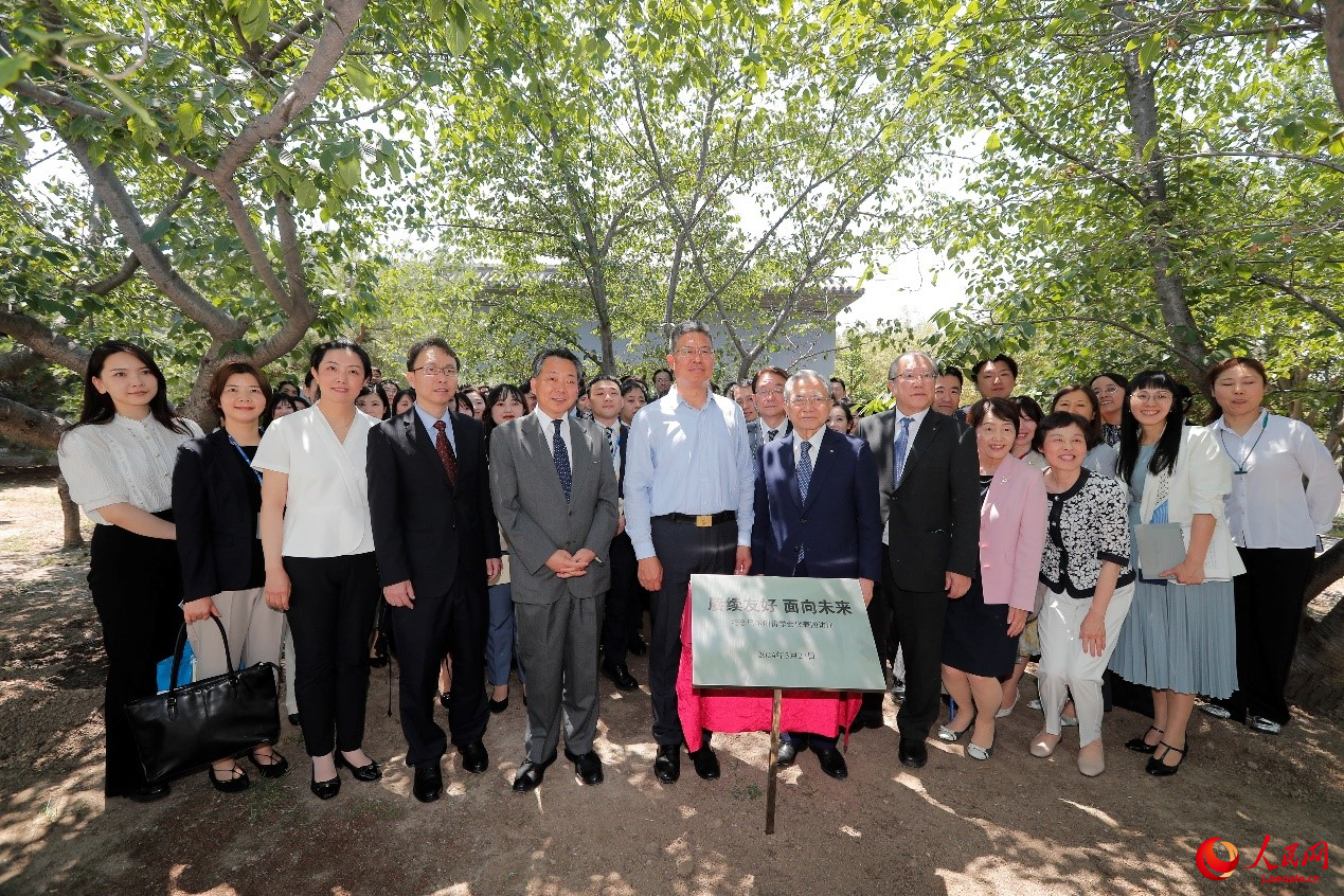 「友好を継続し未來に向かう—日本創(chuàng)価學會代表団天津訪問記念」の除幕式を行う中日雙方の関係者（撮影?常樸）