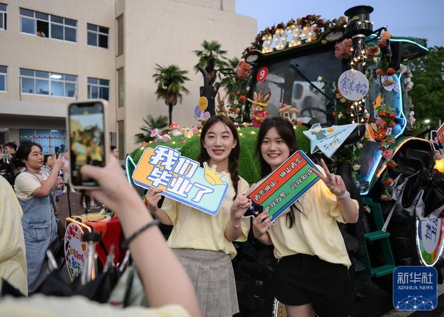 【音聲ニュース】農(nóng)業(yè)用トラクターなどをデコレーション！華中農(nóng)業(yè)大學(xué)の卒業(yè)パレード