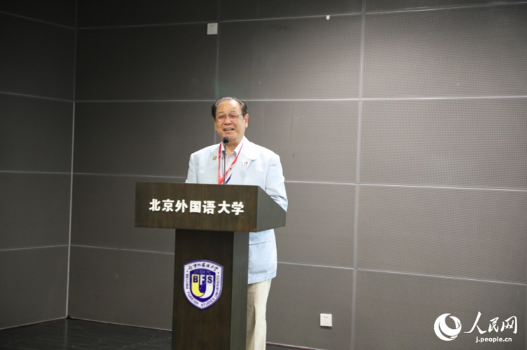 挨拶する日中友好協(xié)會の副會長を務(wù)める、茨城県日中友好協(xié)會の川津隆會長（撮影?趙雯博）。