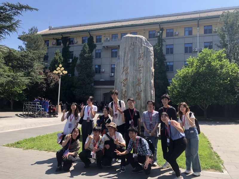 北京外國語大學(xué)のキャンパスで記念寫真を撮影する中日の大學(xué)生（寫真提供?北京外國語大學(xué)）。