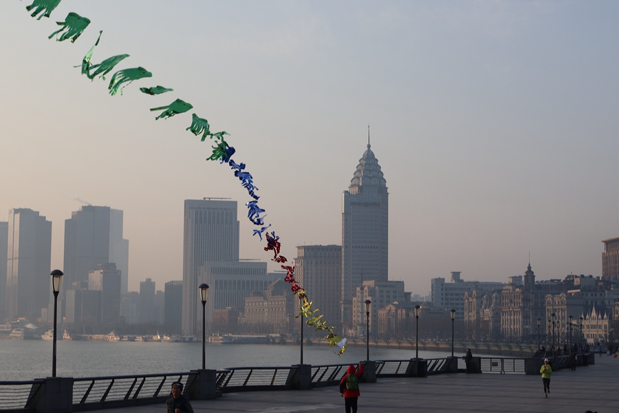 朝霧の外灘、煌く紙凧
