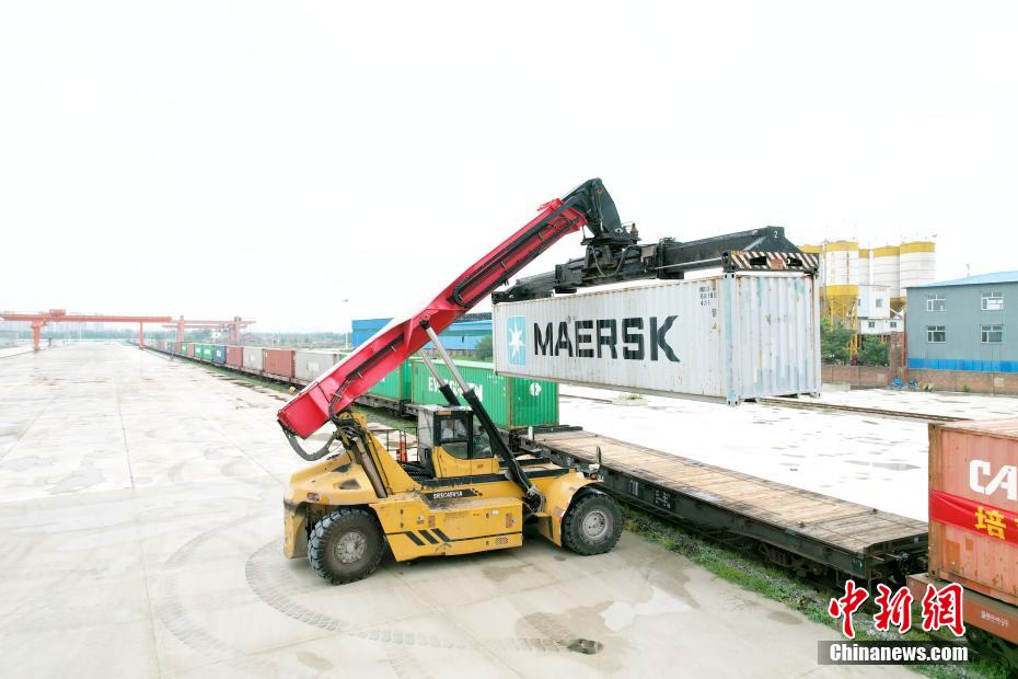 天津國(guó)際陸港から初発となる中歐班列が出発