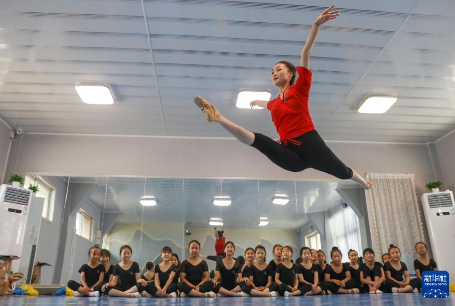 ダンスや水泳、楽器を?qū)Wび充実した夏休み過ごす子供たち　河南省