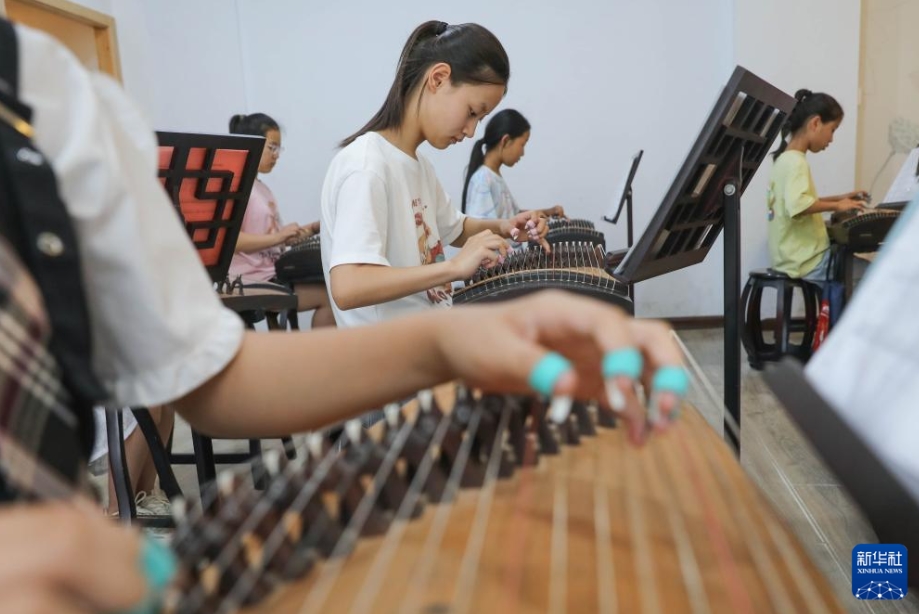 ダンスや水泳、楽器を?qū)Wび充実した夏休み過ごす子供たち　河南省