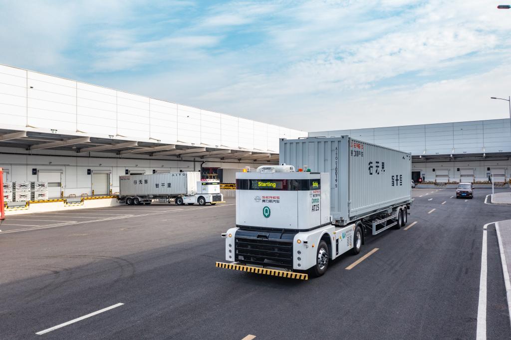 賽力斯スーパー工場の敷地內(nèi)を走行する自動運転完全電動大型トラック。(撮影?黃偉)