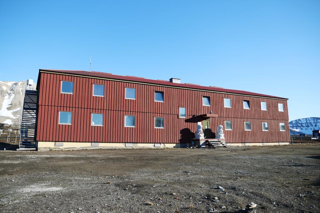 6月21日にニーオーレスンで撮影された中國北極黃河基地。（撮影?趙丁喆）