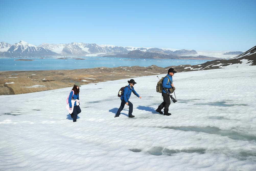 6月22日、ノルウェーのニーオーレスンでサンプル採取を行う科學観測隊員の胡正毅氏（右）、趙紅穎氏（中）、武小涵氏。（撮影?趙丁喆）