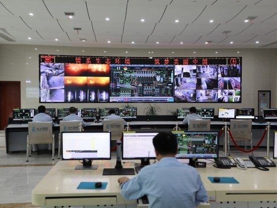 光大の中央制御室では、爐內(nèi)の溫度と環(huán)境保護(hù)排出指標(biāo)をリアルタイムでモニタリングする作業(yè)員。