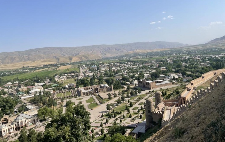 タジキスタンのドゥシャンベ北西に位置するギッサール古城は、3000年以上の歴史を持つ。かつて張騫が大宛（フェルガナ）へ使節(jié)として渡った帰途にここを通過したとされる。寫真はギッサール古城の城壁から望んだ城門と街並み。（撮影?曲頌）