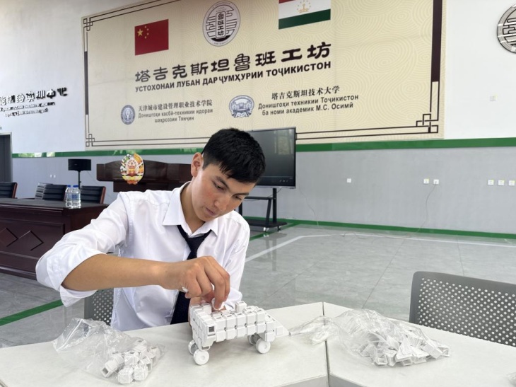 タジキスタンの魯班工坊の學(xué)生たち。（撮影?屈佩）