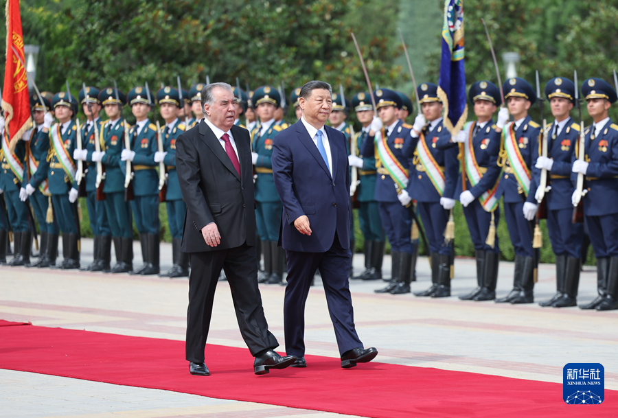 習近平國家主席は現(xiàn)地時間7月5日午後、タジキスタン?ドゥシャンベの大統(tǒng)領(lǐng)府で、同國のラフモン大統(tǒng)領(lǐng)と會談した。ラフモン大統(tǒng)領(lǐng)は習主席のために盛大で荘重な歓迎式典を催した。寫真は儀仗隊を観閲する習主席とラフモン大統(tǒng)領(lǐng)（寫真?鞠鵬）