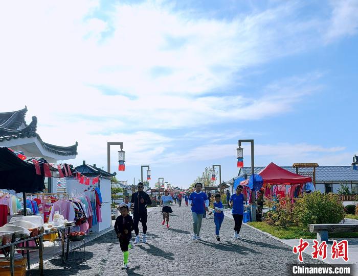 メーデー5連休中に、文化観光イベントを企畫し、観光客が沒入型でバケーションを楽しむことができるよう取り組んだ三合村（撮影?包寶音徳力格爾）。