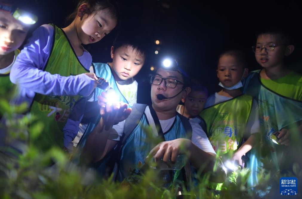 中國各地で夏休みを楽しむ子供たち