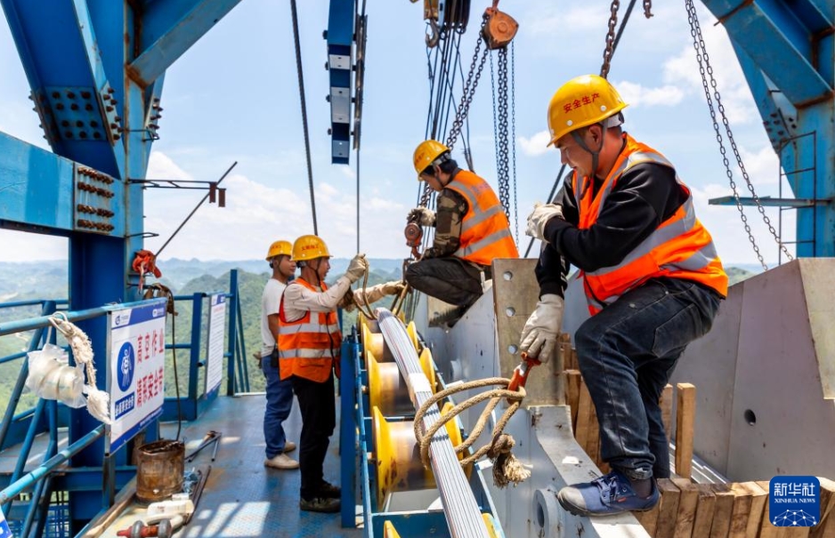 急ピッチで建設(shè)進(jìn)む花江峽谷大橋　貴州省