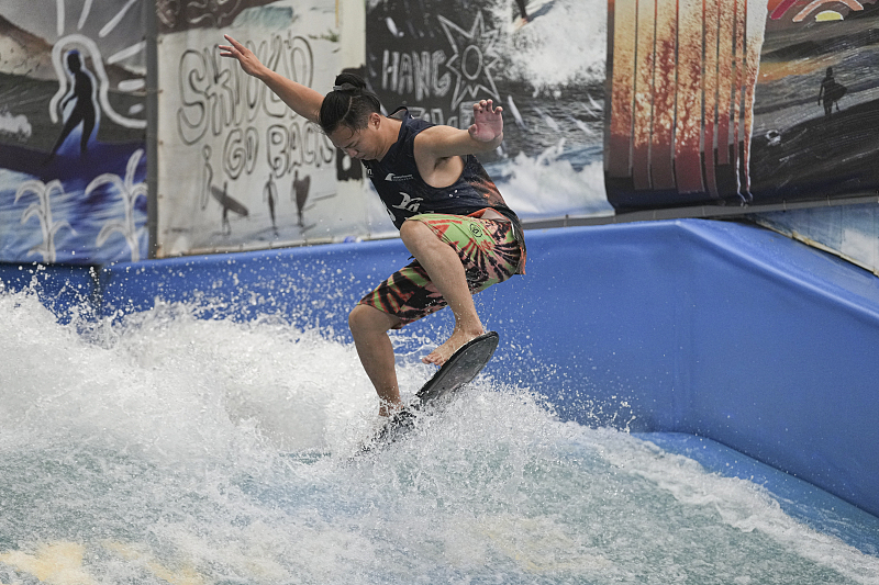 【音聲ニュース】屋內(nèi)サーフィンなど新興の屋內(nèi)スポーツが中國で大人気