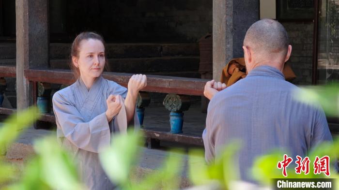 5月16日、外國(guó)人の「弟子」が河南省登封市の少林寺で少林カンフーを練習(xí)する様子。（撮影?李超慶）