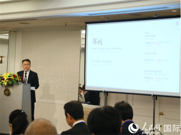 深セン市のPRを行う深セン市人民政府國有資産監(jiān)督管理委員會黨委員會の副書記兼副主任の徐國東氏。（撮影?許可）