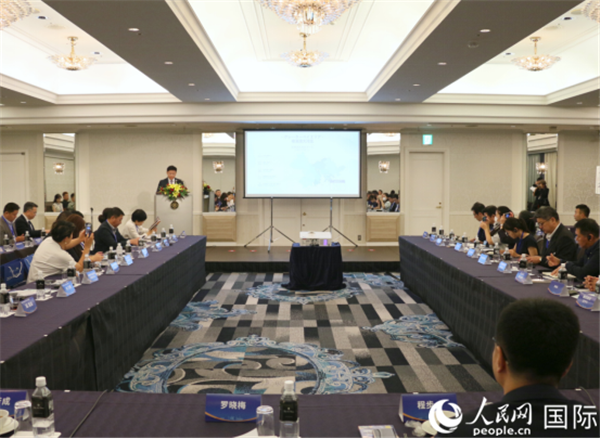 光明科學(xué)城を紹介する深セン市光明區(qū)の黨委員會常務(wù)委員兼副區(qū)長の王芳成氏。（撮影?許可）