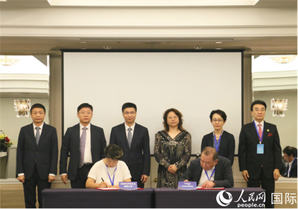 交流?協(xié)力合意に調(diào)印する中日雙方の企業(yè)。（撮影?許可）