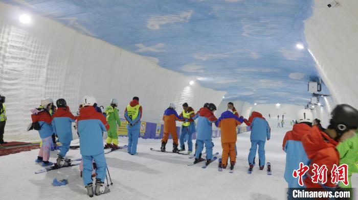 鍾乳洞で楽しむオールシーズンスキー　湖北省遠(yuǎn)安