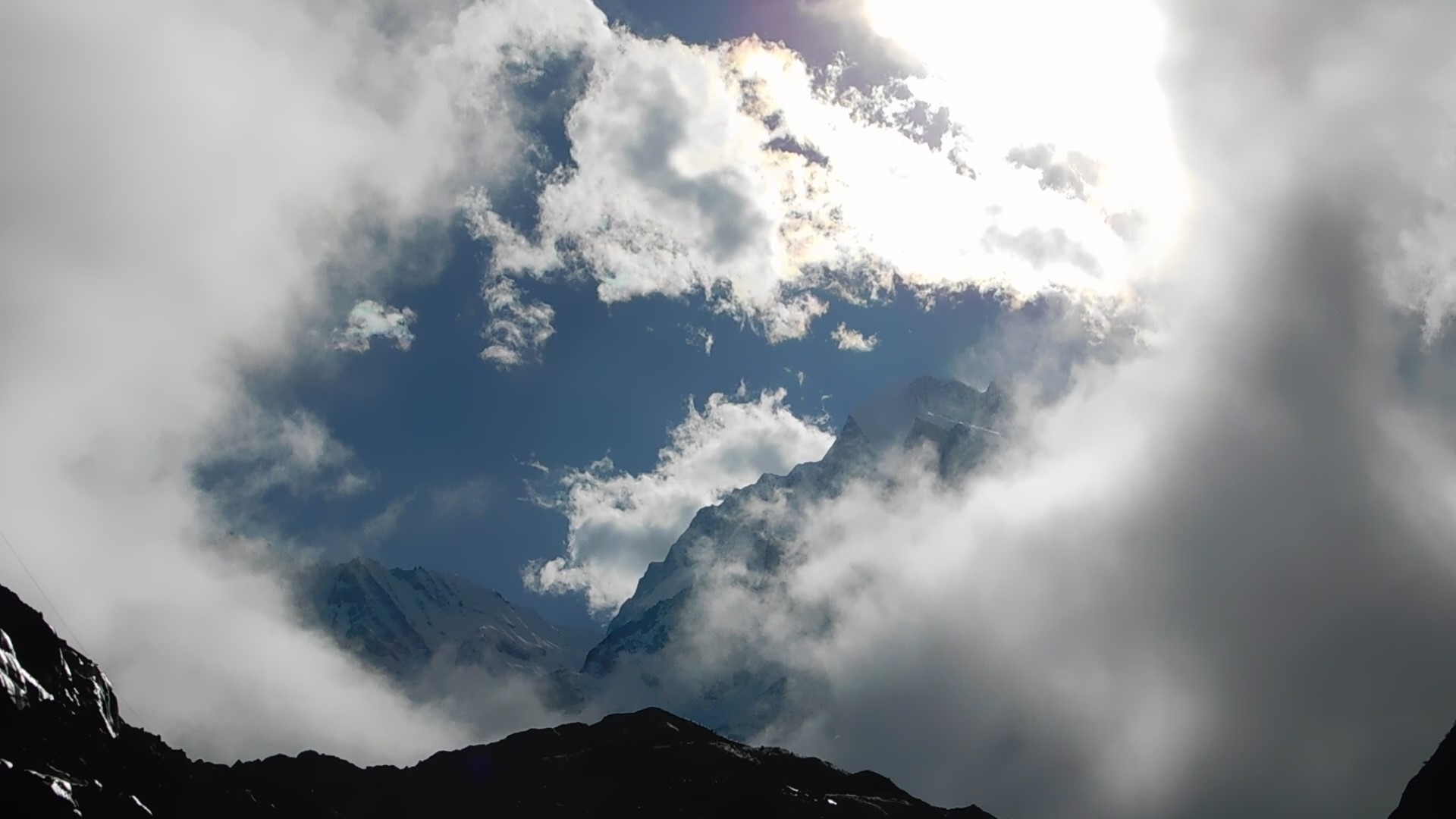 四川省甘孜蔵（カンゼ?チベット）族自治州で、額縁の絵を見るかのように現(xiàn)れた貢嘎山（ミニヤコンカ）の峰々（撮影·和中清）。