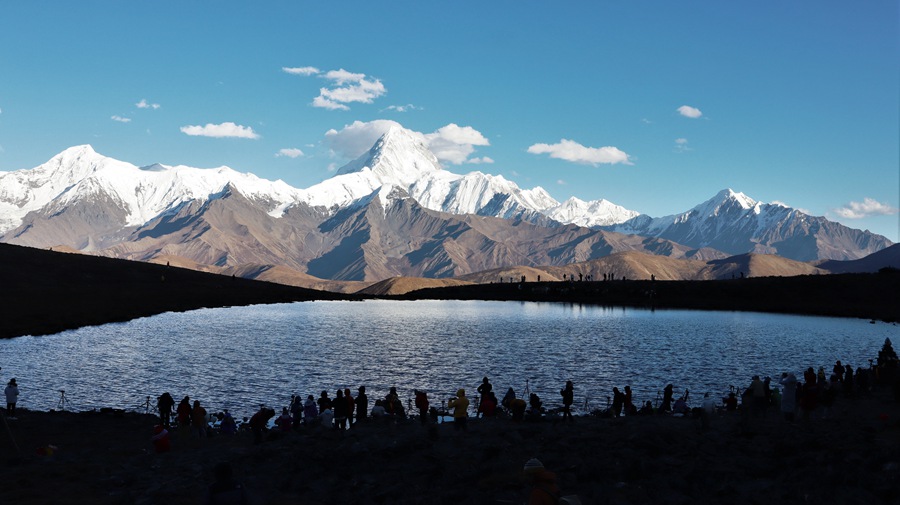 貢嘎山（ミニヤコンカ）と「貢嘎の目」と呼ばれる湖「冷嘎措」（ロンガソ）（撮影 · 和中清）。