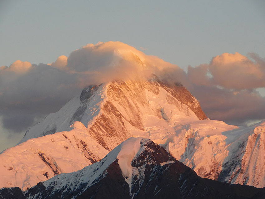夕日に映える貢嘎山（ミニヤコンカ）（撮影 · 和中清）。
