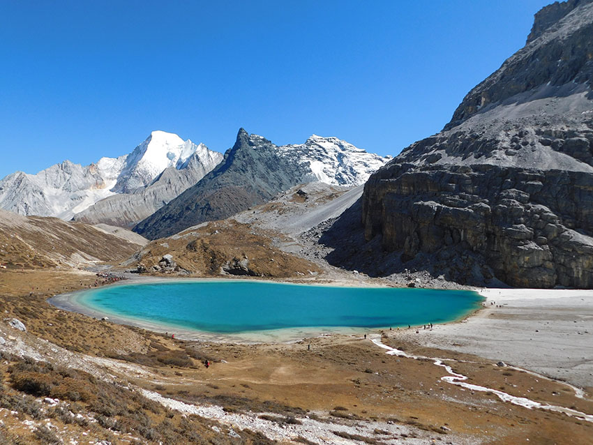 四川省甘孜蔵（カンゼ?チベット）族自治州稲城県稲城亜丁景勝地にある牛奶海（撮影 · 和中清）。