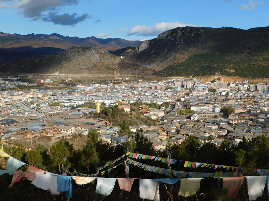 雲(yún)南省迪慶蔵（デチェン?チベット）族自治州香格里拉（シャングリラ）（撮影 · 和中清）。