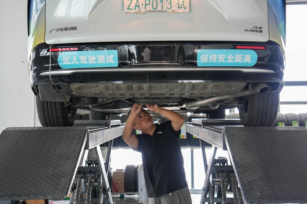 自動運転テスト車両を検査する王偉さん（6月19日撮影）。