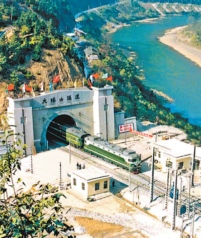 広東省韶関市で、京広鉄道衡広複線の大瑤山トンネルから出てきた列車。（撮影?秦明、寫真提供は影像中國）