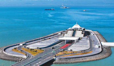 港珠澳大橋（香港?珠海?マカオ大橋）の東人工島で海底トンネルから出てきた車両。（撮影?劉大偉）