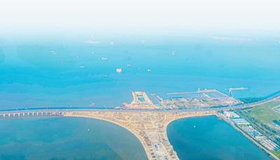 深中通道（深セン-中山ブリッジ）の沈埋トンネルの最後の沈埋函と最終継手のフローティング設(shè)置プロセス。（撮影?張佰承、寫真提供は人民視覚）