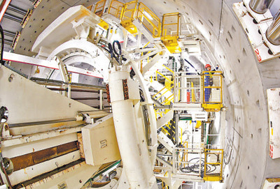 青島膠州灣の第二海底トンネルの施工現(xiàn)場。（撮影?張進剛、寫真提供は影像中國）