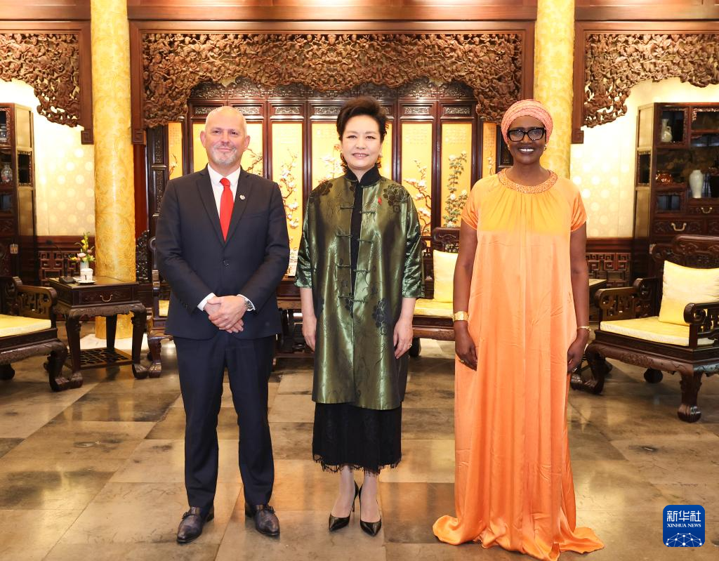 彭麗媛氏がビヤニマ國(guó)連事務(wù)次長(zhǎng)兼UNAIDS事務(wù)局長(zhǎng)、ソロモンWHO事務(wù)局長(zhǎng)補(bǔ)と會(huì)談