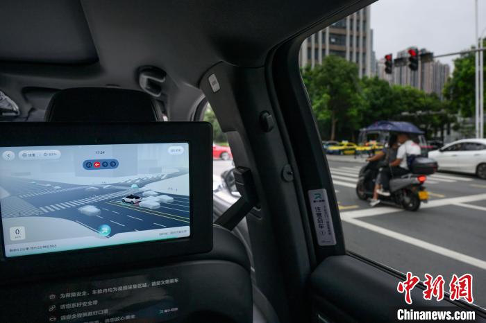 海外華文メディア代表一行が自動運転サービスを體験　重慶市永川