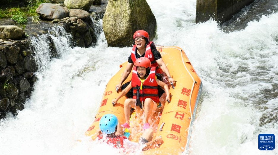 夏休み旅行楽しむ人々で賑わい見せる中國(guó)各地の観光地