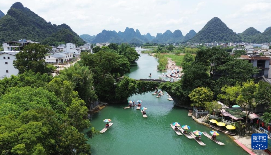 夏休み旅行楽しむ人々で賑わい見せる中國各地の観光地