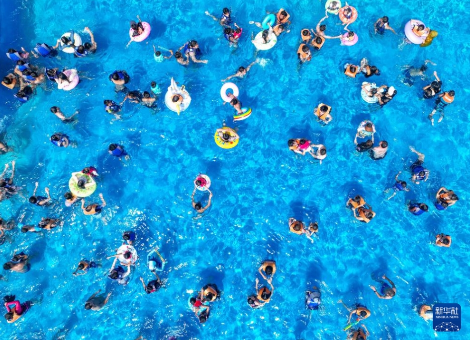 夏休み旅行楽しむ人々で賑わい見せる中國各地の観光地