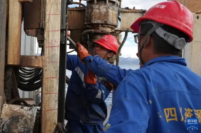 青蔵高原の大型湖、掘削深さが400mを突破